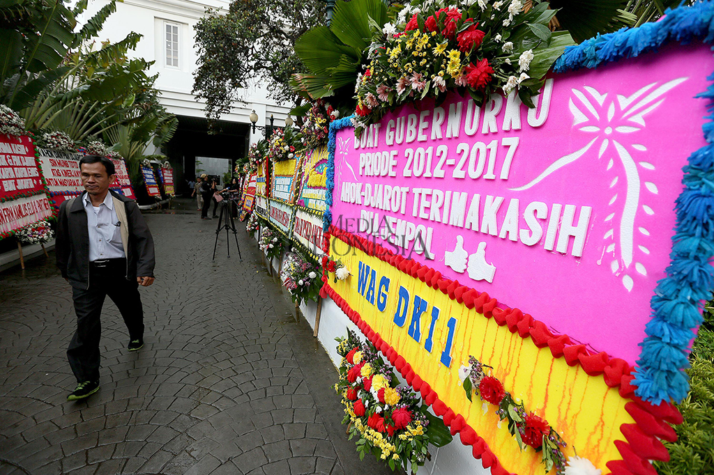 Karangan bunga kembali membanjiri Balai Kota jelang berakhirnya masa jabatan Djarot Saiful Hidayat sebagai Gubernur DKI Jakarta pada 15 Oktober mendatang.
