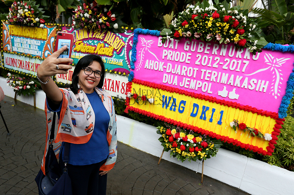 Karangan bunga ini merupakan bentuk apresiasi warga DKI Jakarta atas kepemimpinan Basuki Tjahaja Purnama dan Djarot Saiful Hidayat selama menjabat sebagai Gubernur DKI Jakarta. 
