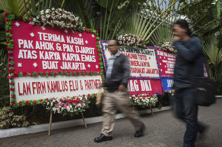 Karangan bunga tersebut datang dari beragam kalangan mulai perusahaan, alumni sekolah, hingga pribadi.