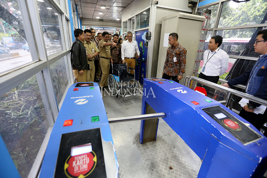 Gubernur DKI Jakarta Djarot Saiful Hidayat menunjukkan tata cara penggunaan smart toilet yang baru bagi penyandang disabilitas. 