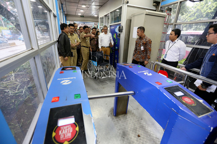 Gubernur DKI Jakarta Djarot Saiful Hidayat menunjukkan tata cara penggunaan smart toilet yang baru bagi penyandang disabilitas. 