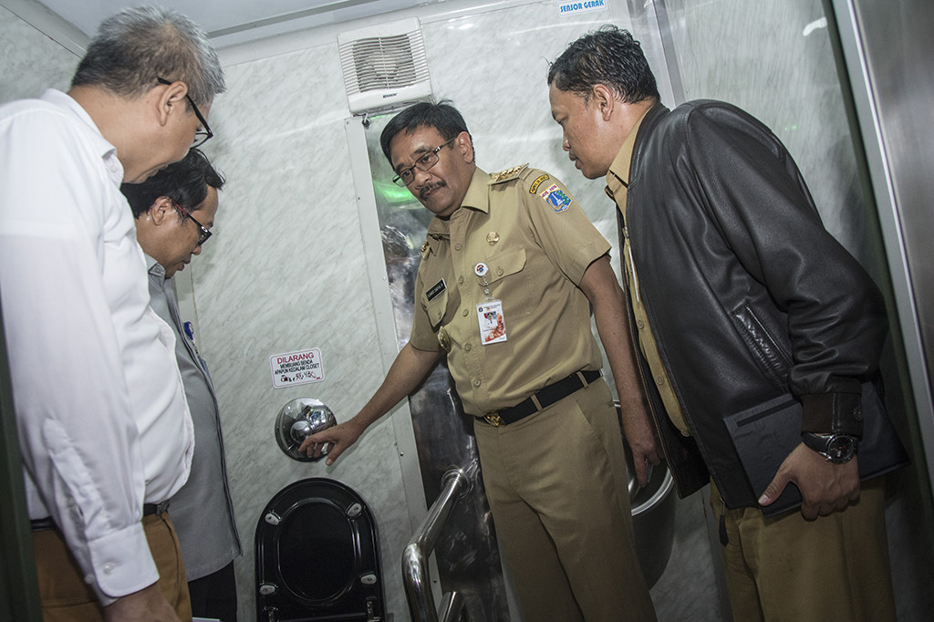 Smart toilet merupakan hasil riset PD PAL Jaya. Disebut smart toilet karena dilengkapi dengan beberapa kontrol otomatis.