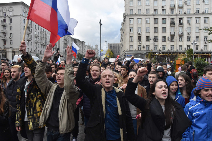 Ribuan orang ikut dalam unjuk rasa yang digelar tepat saat Putin berulang tahun ke-65. Unjuk rasa itu dicetuskan oleh aktivitas Alexei Navalny, satu-satunya musuh politik Putin.