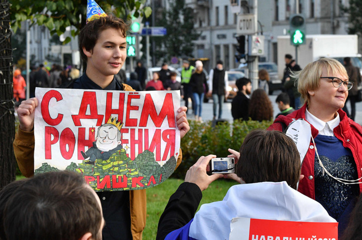 Dalam unjuk rasa yang digelar di banyak kota pada Sabtu (7/10) kemarin, demonstran menyerukan Putin untuk pensiun dan meminta pembebasan Navalny. 