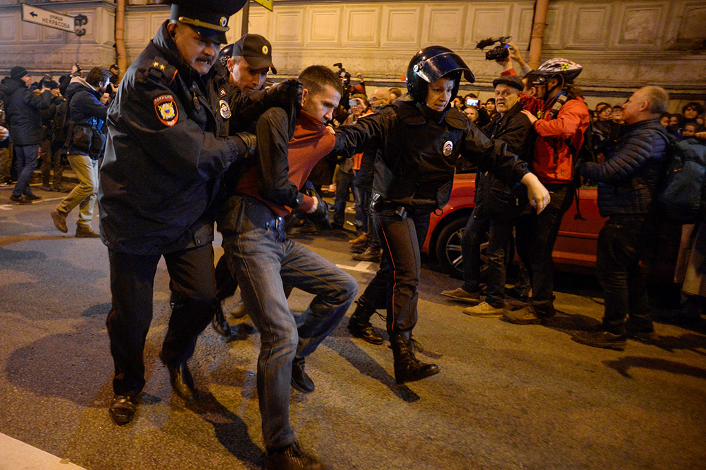 Dari 290 demonstran yang ditangkap, jumlah paling banyak ada di kota St Petersburg, kota kelahiran Putin. Kelompok pemantau independen OVD menyebut, sedikitnya 68 demonstran ditangkap dalam unjuk rasa di kota itu. 