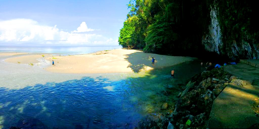 Sungai Tamborasi yang panjangnya sekitar 25 meter, adalah sungai terpendek ke dua di dunia. Sumber airnya berada di tebing batu dan bermuara di Pantai Tamborasi yang berhadapan dengan Teluk Bone.