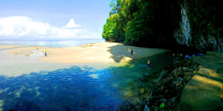 Sungai Tamborasi yang panjangnya sekitar 25 meter, adalah sungai terpendek ke dua di dunia. Sumber airnya berada di tebing batu dan bermuara di Pantai Tamborasi yang berhadapan dengan Teluk Bone.