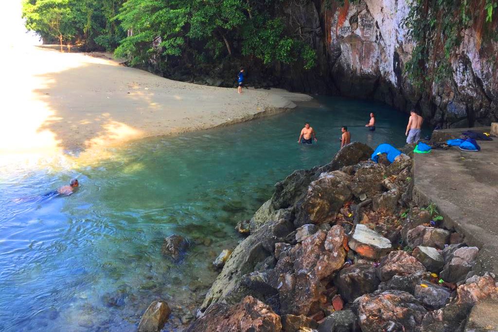 Lebarnya yang belasan meter, membuat Sungai Tamborasi sekilas nampak seperti telaga. Kesempatan menyegarkan diri di sungai unik ini tentu tak disia-siakan rombongan IOX Overland Celebes 2017 