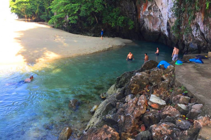Lebarnya yang belasan meter, membuat Sungai Tamborasi sekilas nampak seperti telaga. Kesempatan menyegarkan diri di sungai unik ini tentu tak disia-siakan rombongan IOX Overland Celebes 2017 