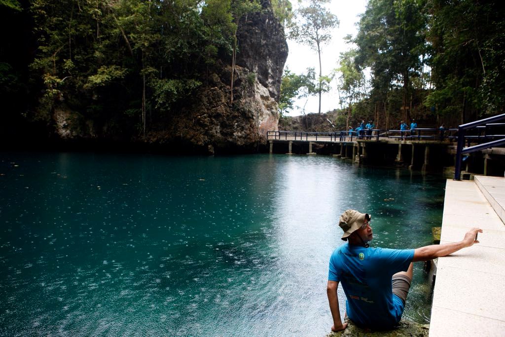 Di balik tebing cadasnya, terdapat Danau Biru yang teduh. Airnya yang biru merupakan sumber nama danau sedalam 7 meter dengan dinding cadas di sekelilingnya. Ikan di Danau Biru disakralkan warga sekitar.
