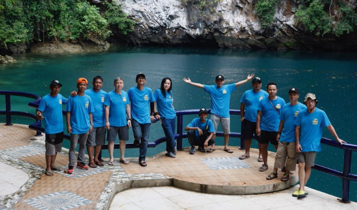 Walau tergoda untuk berenang, rombongan IOX Overland Celebes 2017 cukup puas dengan berfoto bersama di Danau Biru. Letaknya yang tak jauh dari pantai, membuat air Danau Biru terasa agak payau. 