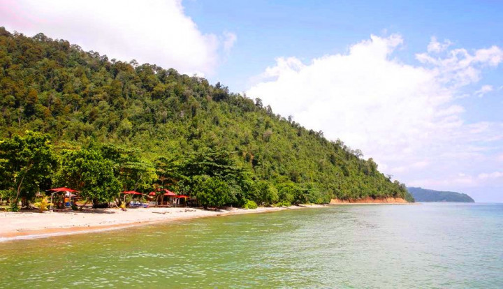 Pantai Tamborasi yang merupakan muaranya, ternyata sangat indah. Pasir putih membentang sepanjang dua kilometer bibir pantainya. 