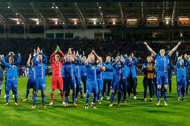 Para pemain Islandia meluapkan kegembiraan mereka usai memastikan diri lolos ke Piala Dunia 2018 setelah menundukkan Kosovo 2-0, Selasa (10/10/2017) dini hari WIB.