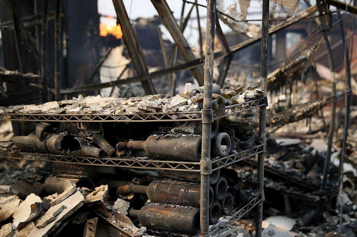 Deretan botol anggur yang ludes terbakar di sebuah gudang penyimpanan anggur di Napa, California. AFP/Justin Sullivan