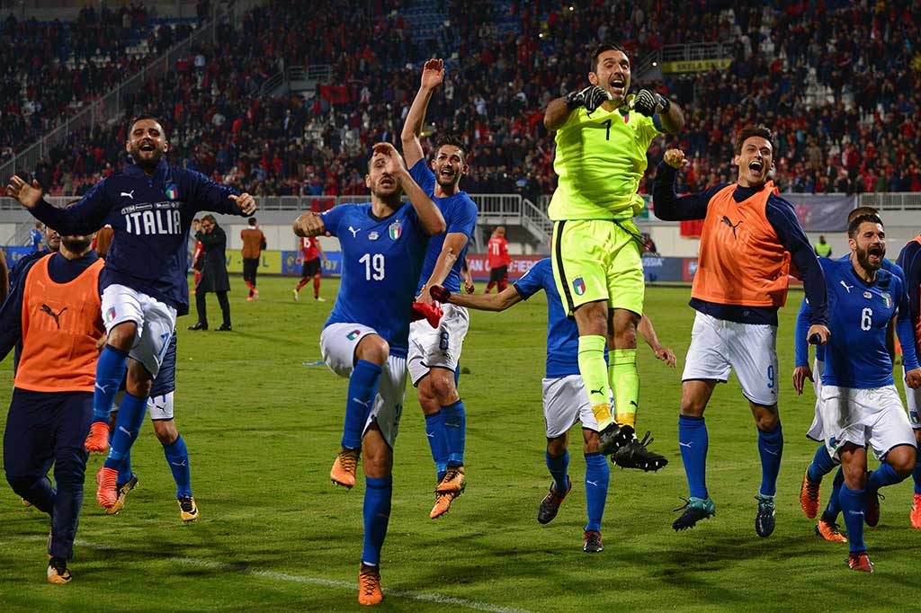 Para pemain Italia meluapkan kegembiraan mereka. AFP/Dimitar Dilkoff