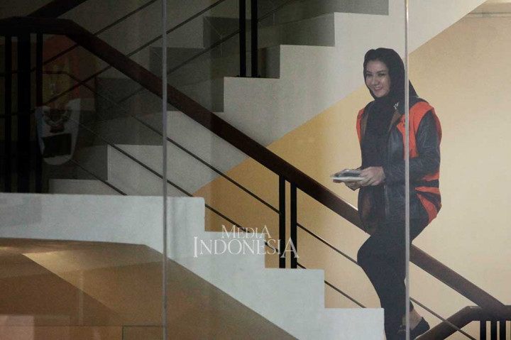 Rita menyatakan bahwa dirinya belum mengetahui materi pemeriksaan terhadap dirinya. Namun Juru Bicara KPK Febri Diansyah menyatakan yang bersangkutan akan diperiksa sebagai tersangka tindak pidana dugaan korupsi menerima gratifikasi.