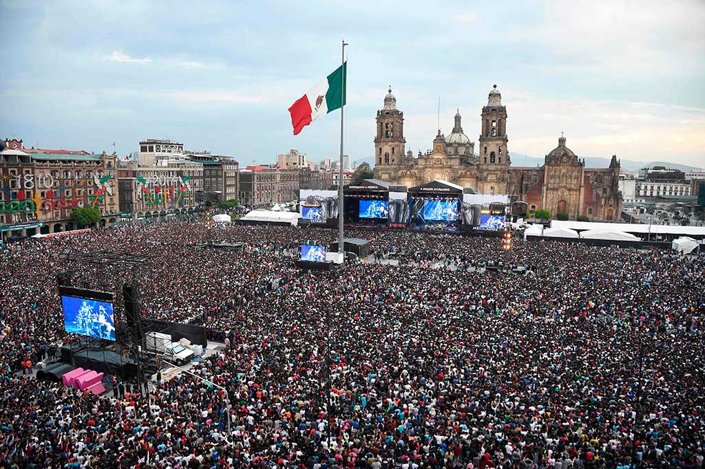 Lebih dari 150 ribu orang menghadiri konser amal untuk para korban gempa di alun-alun utama Mexico City, Zocalo, Minggu (8/10/2017) waktu setempat.
