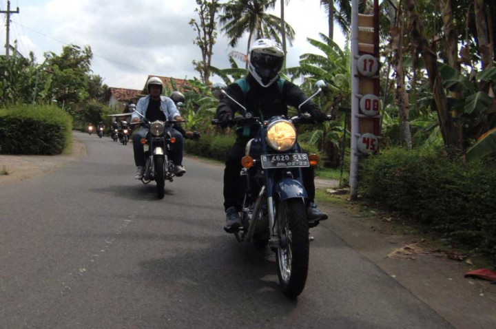 Menikmati perjalanan dari Kota Yogyakarta dan padatnya arus lalu lintas dengan mudah kami terabas. Karena riding ability motor yang cukup mumpuni didukung mesin dengan torsi besar.