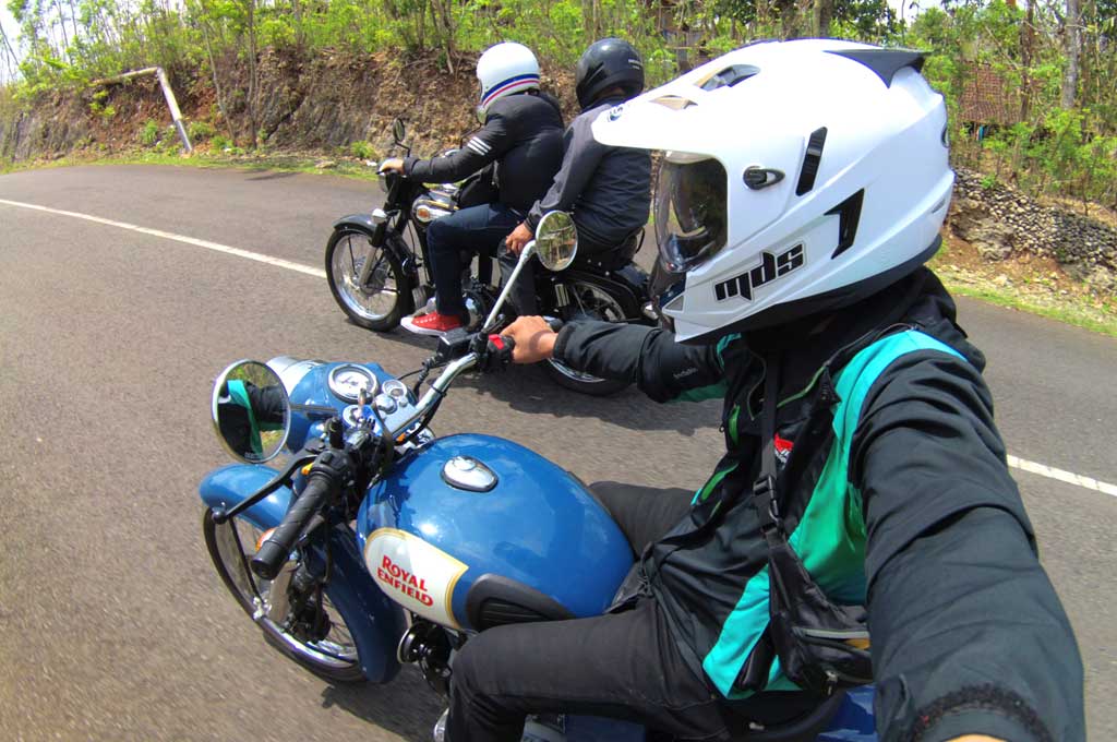Menikmati perjalanan dari Kota Yogyakarta dan padatnya arus lalu lintas dengan mudah kami terabas. Karena riding ability motor yang cukup mumpuni didukung mesin dengan torsi besar.