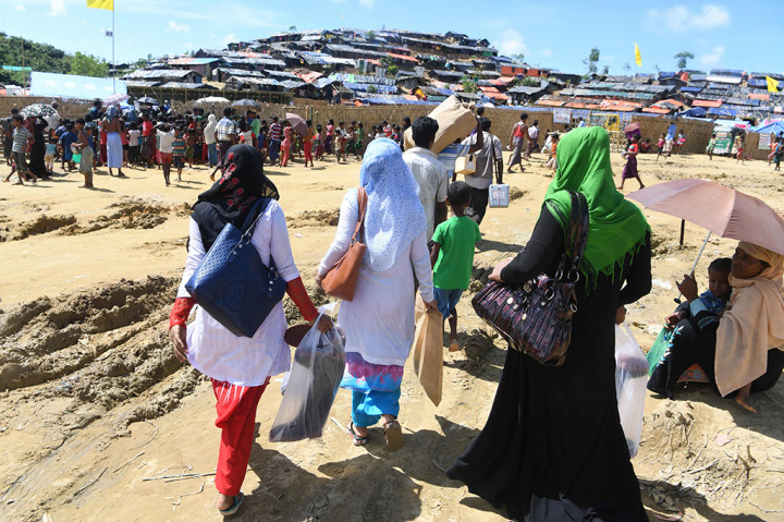 Perserikatan Bangsa-Bangsa meluncurkan salah satu drive vaksinasi kolera terbesar yang pernah ada di kamp pengungsi di tenggara Bangladesh.