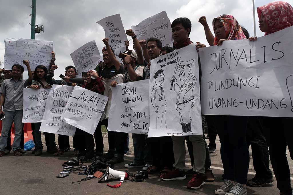 Elemen jurnalis di Kabupaten Banyumas mengutuk tindak kekerasan oleh polisi dan Satpol PP terhadap sejumlah wartawan saat meliput pembubaran unjuk rasa penolakan pembangunan PLTPB Baturraden pada Senin (9/10/2017) malam.