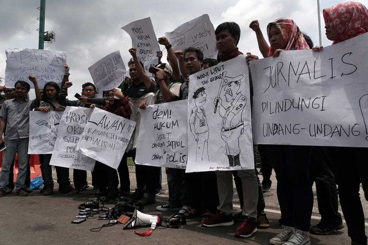 Elemen jurnalis di Kabupaten Banyumas mengutuk tindak kekerasan oleh polisi dan Satpol PP terhadap sejumlah wartawan saat meliput pembubaran unjuk rasa penolakan pembangunan PLTPB Baturraden pada Senin (9/10/2017) malam.