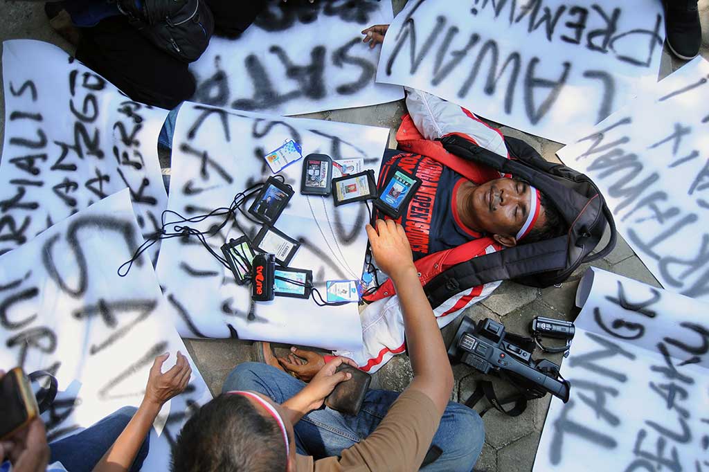 Aksi solidaritas menolak kekerasan juga digelar oleh jurnalis lintas pantura Jateng di Pekalongan. ANTARA/Harviyan Perdana Putra