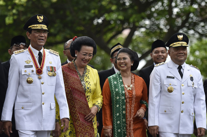 Sebelum dilantik, pada pukul 15.45 WIB dilakukan prosesi penyerahan Petikan Surat Keputusan Presiden Jokowi kepada Calon Gubernur dan Wakil Gubernur Daerah Istimewa Yogyakarta 2017-2022 di Istana Merdeka.