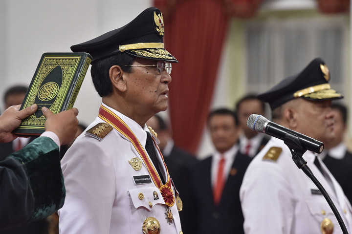 Prosesi pelantikan dilanjutkan dengan pengambilan sumpah jabatan oleh rohaniwan dan dipandu langsung oleh Presiden Jokowi.
