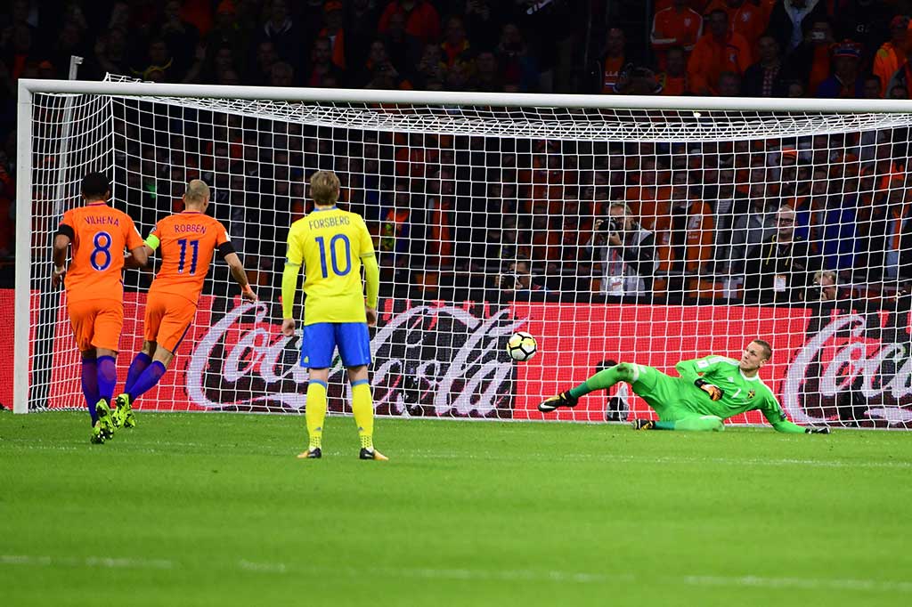 Harus menang setidaknya 7-0 untuk merebut tiket playoff, Belanda membuka keunggulan pada menit ke-16 lewat eksekusi penalti Arjen Robben. 