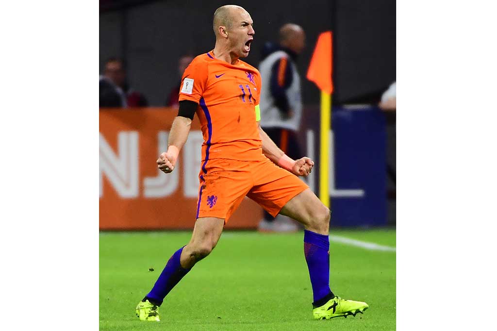 Robben menggandakan keunggulan tuan rumah menjadi 2-0 lima menit sebelum turun minum. 
