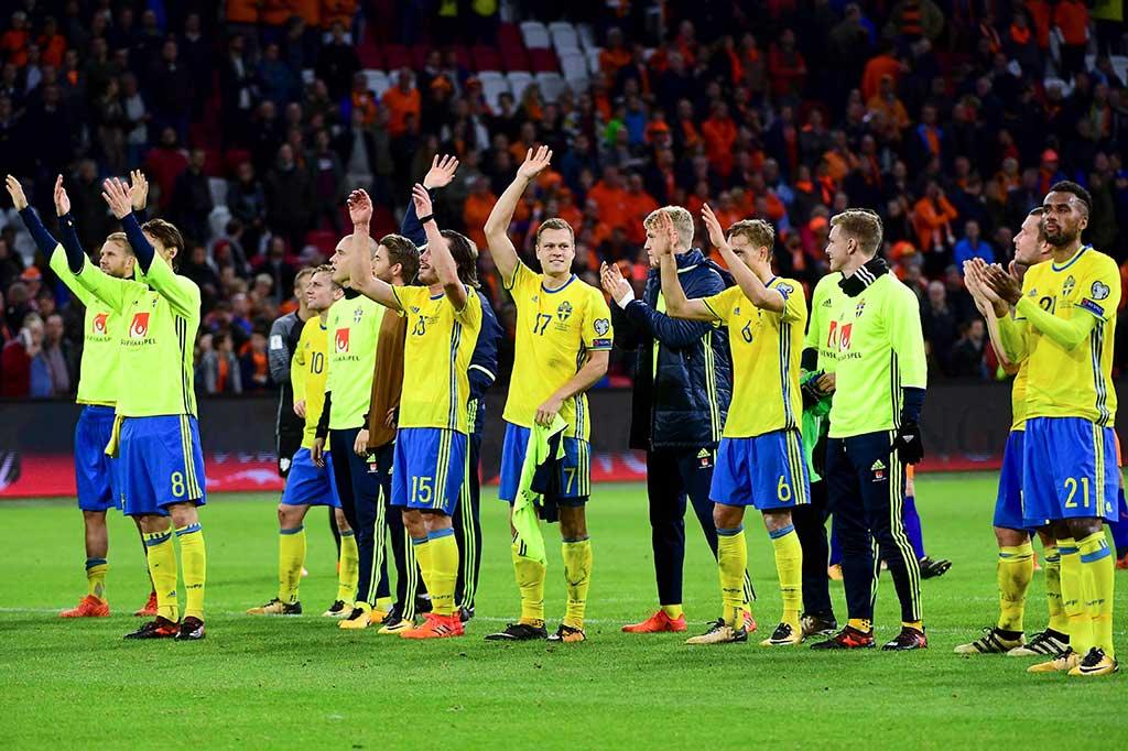 Sementara itu para pemain Swedia bergembira setelah berhasil melaju ke putaran playoff. Swedia berhak finis di urutan kedua karena unggul selisih gol yang lebih baik untuk mengamankan tiket mereka ke playoff.