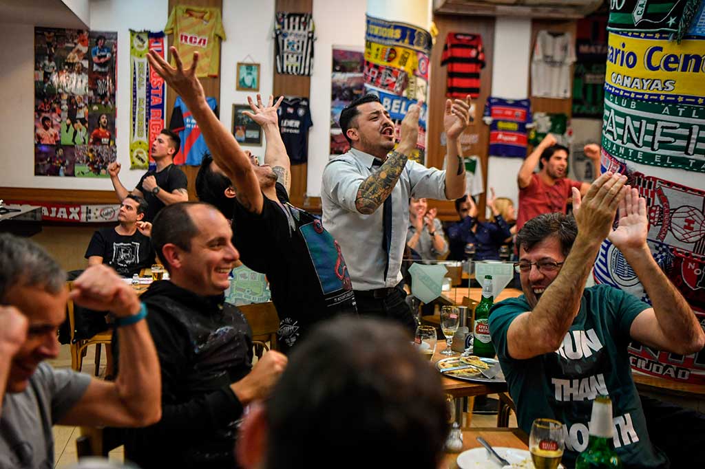 Keberhasilan Argentina melaju ke Piala Dunia 2018 disambut suka cita warga yang menonton lewat televisi di Buenos Aires. AFP/Eitan Abramovich