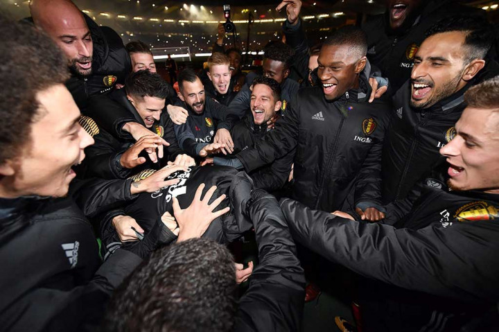 Sementara itu, pada laga tersebut bek Belgia Jan Vertonghen mencatatkan rekor membela timnas paling banyak untuk negaranya. Penampilan ke-97nya ini membuatnya melampaui rekor Jan Ceulemans. Rekan-rekan merayakan rekornya tersebut. Vertonghen (tengah). 