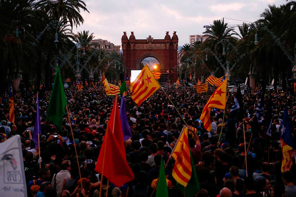 Ribuan warga mengikuti pidato Pemimpin Catalunya Carles Puigdemont lewat layar raksasa di Arc de Triomf (Triumphal Arch), Barcelona. AFP/Pau Barrena