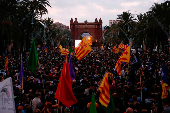 Ribuan warga mengikuti pidato Pemimpin Catalunya Carles Puigdemont lewat layar raksasa di Arc de Triomf (Triumphal Arch), Barcelona. AFP/Pau Barrena