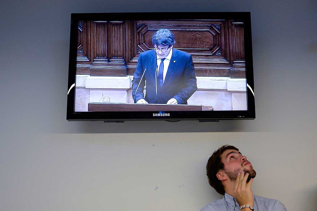 Kendati ada desakan untuk melakukan dialog dengan Madrid, pernyataan kemerdekaan membuat penyelesaian semakin sulit untuk dicapai karena PM Spanyol Mariano Rajoy sendiri telah menyatakan bahwa ia tidak akan berbicara dengan para pemimpin Catalunya sampai mereka membatalkan rencana menuju kemerdekaan. AFP/Josep Lago