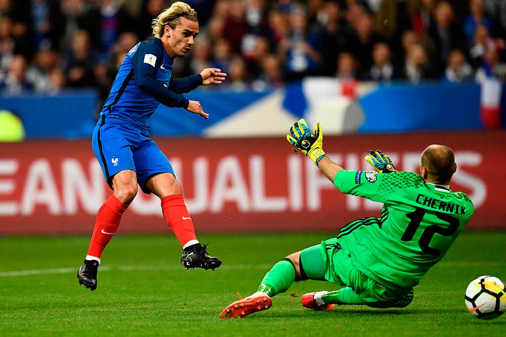 Penyerang Atletico Madrid Antoine Griezmann membuka keunggulan tuan rumah pada menit ke-27. Meneruskan umpan Blaise Matuidi, tembakan mendatar Greizmann dari dalam kotak penalti berhasil menembus gawang Sergey Chernik. AFP/Christophe Simon