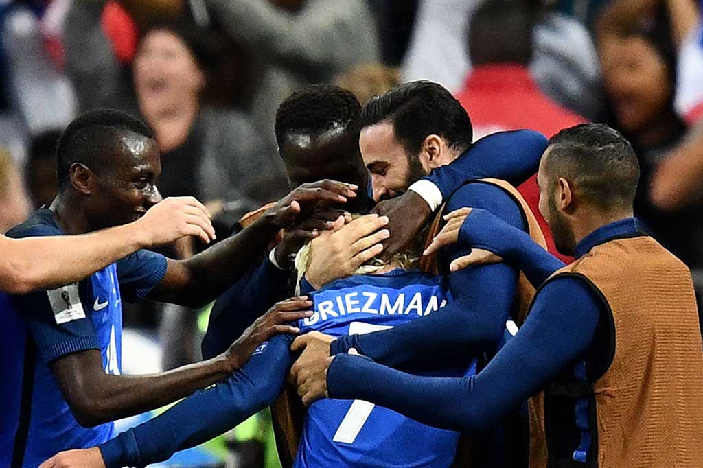 Griesmann melakukan selebrasi bersama rekan-rekan setimnya usai menjebol gawang Belarusia. AFP/Franck Fife