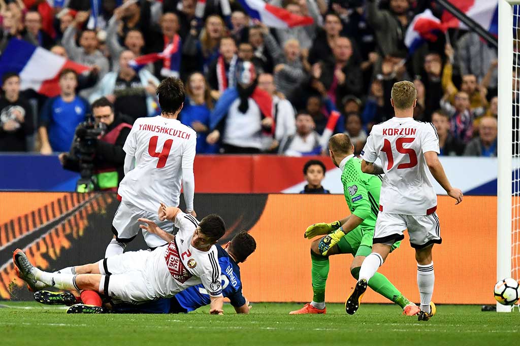 Les Blues menggandakan keunggulan lewat Olivier Giroud 6 menit kemudian. Menerima umpan matang Griezmann, Giroud mampu melepaskan diri dari kawalan pemain belakang Belarusia dan menyontek bola masuk ke gawang Chernik. AFP/Franck Fife