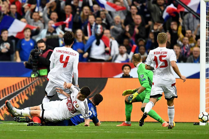 Les Blues menggandakan keunggulan lewat Olivier Giroud 6 menit kemudian. Menerima umpan matang Griezmann, Giroud mampu melepaskan diri dari kawalan pemain belakang Belarusia dan menyontek bola masuk ke gawang Chernik. AFP/Franck Fife