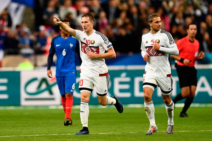 Belarus mampu memperkecil ketertinggalan menjelang turun minum melalui Anton Saroka, menyambar umpan silang Yuri Kovalev. AFP/Christophe Simon