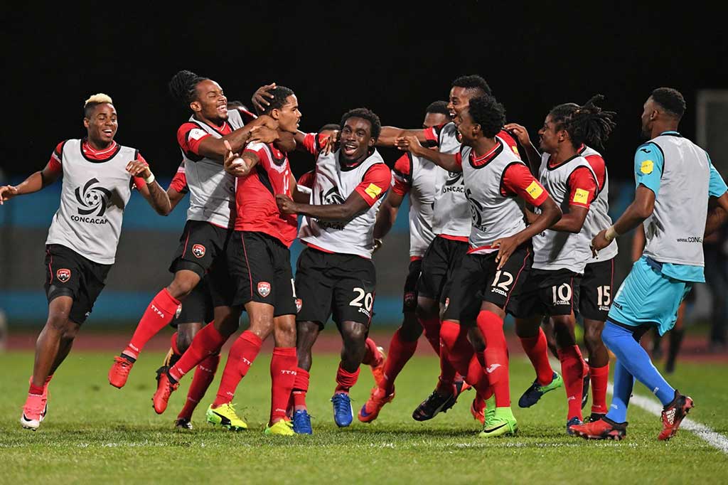 AS semakin tertekan setelah kembali kebobolan pada menit ke-37. Tembakan jarak jauh Alvin Jones sekitar 32 meter dari luar kotak penalti gagal diantisipasi kiper Tim Howard. AFP/Abraham Diaz