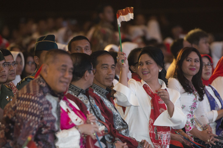 Presiden Joko Widodo bersama Ibu Negara Iriana Joko Widodo didampingi Menteri Pertahanan Ryamizard Ryacudu, dan Seskab Pramono Anung menghadiri penyuluhan mengenai bahaya narkoba, tontonan pornografi, dan kekerasan kepada pelajar untuk pelajar se-DKI Jakarta di JI Expo, Kemayoran, Jakarta.
