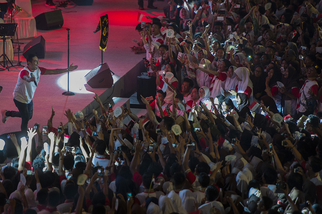 Penyanyi Rio Febrian menghibur para pelajar yang hadir dalam penyuluhan mengenai bahaya narkoba, tontonan pornografi, dan kekerasan kepada pelajar untuk pelajar se-DKI Jakarta di JI Expo, Kemayoran, Jakarta.