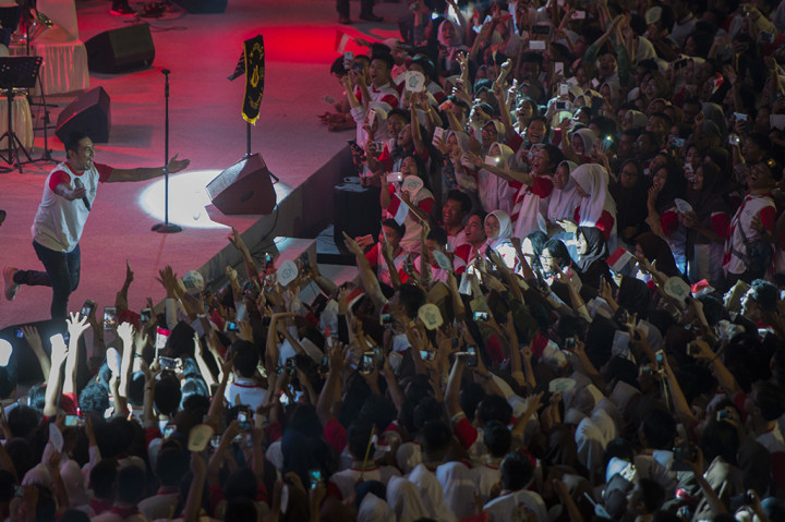 Penyanyi Rio Febrian menghibur para pelajar yang hadir dalam penyuluhan mengenai bahaya narkoba, tontonan pornografi, dan kekerasan kepada pelajar untuk pelajar se-DKI Jakarta di JI Expo, Kemayoran, Jakarta.