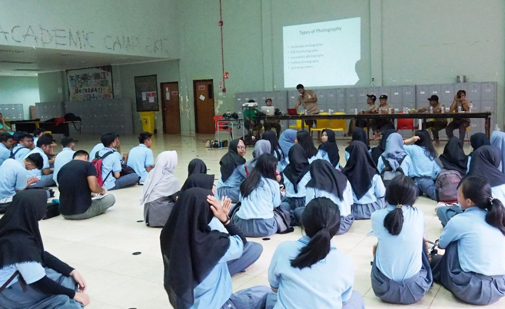 Keberadaan tambang nikel membuat warga Sorowako banyak yang berasal dari luar Sulawesi. Bisnis jasa yang dikelola warga setempat maju pesat sehingga membuat desa ini tak ubahnya kota mandiri. 