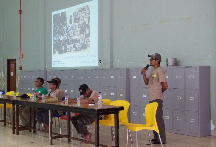 Pengetahuan mengenai pengaturan komposisi gambar diberi penekanan karena dapat diterapkan di semua kamera, termasuk smartphone berkamera.