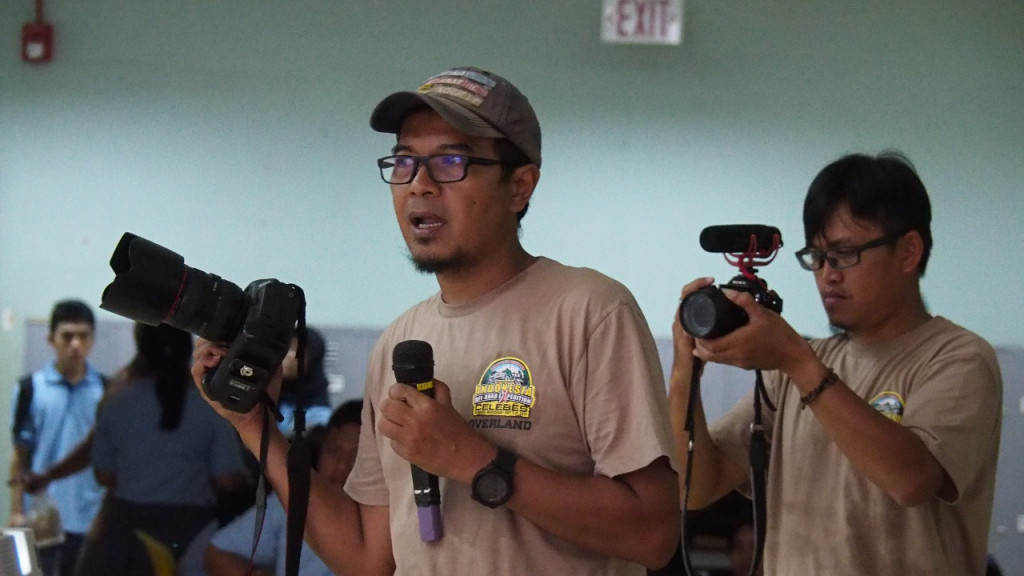 Materi yang diberikan mencakup pengenalan peralatan dan penggunaan secara optimal aneka fitur yang di dalam kamera. 