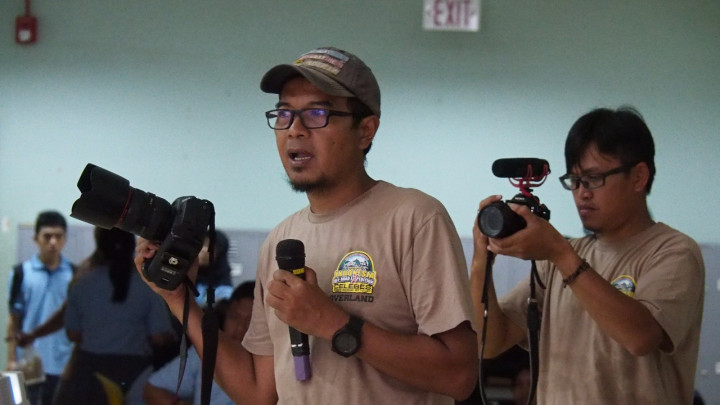 Materi yang diberikan mencakup pengenalan peralatan dan penggunaan secara optimal aneka fitur yang di dalam kamera. 